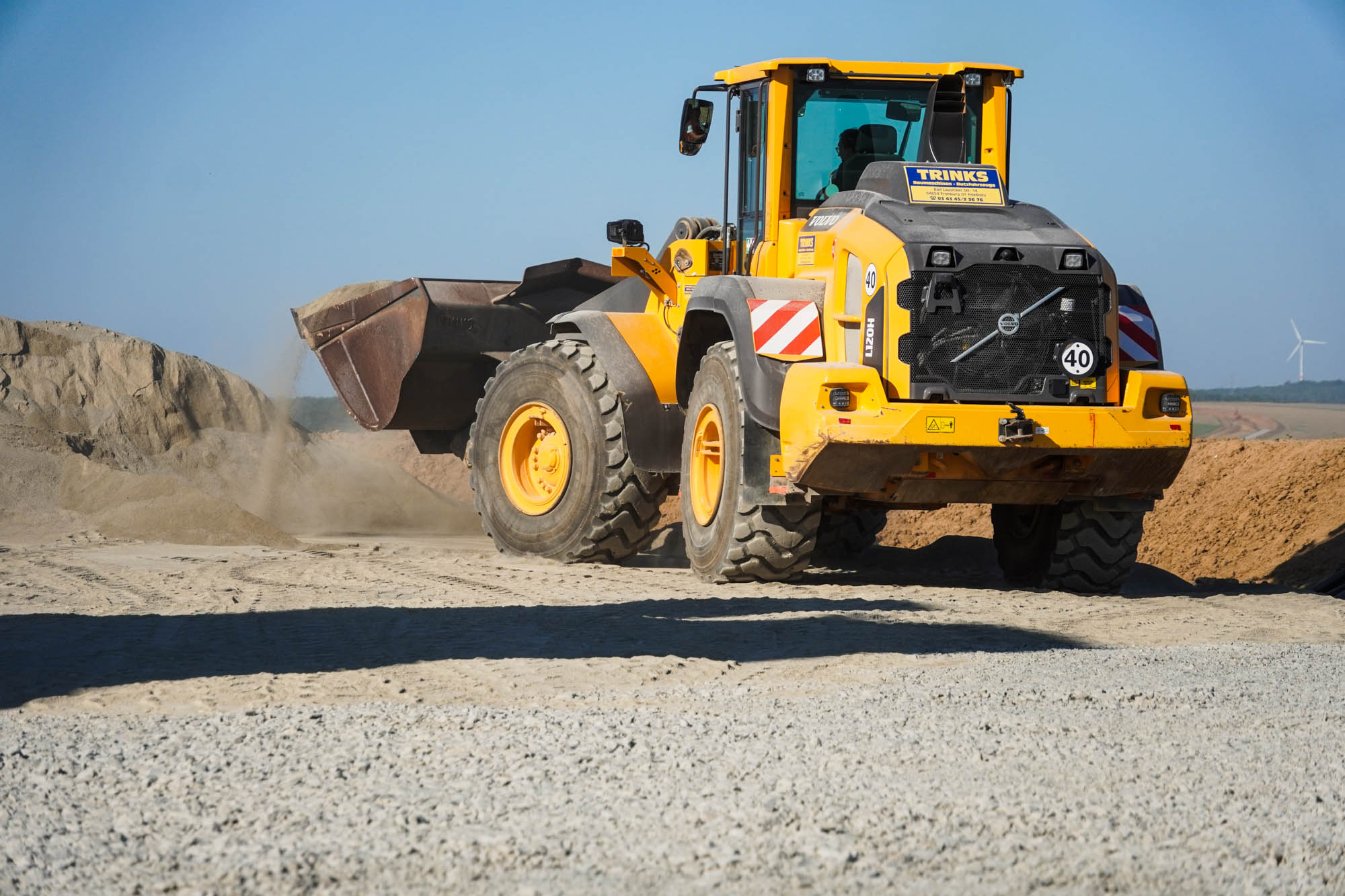 Trecker arbeitet auf einer Baustelle beim Einbau von Flüssigboden im Tiefbau