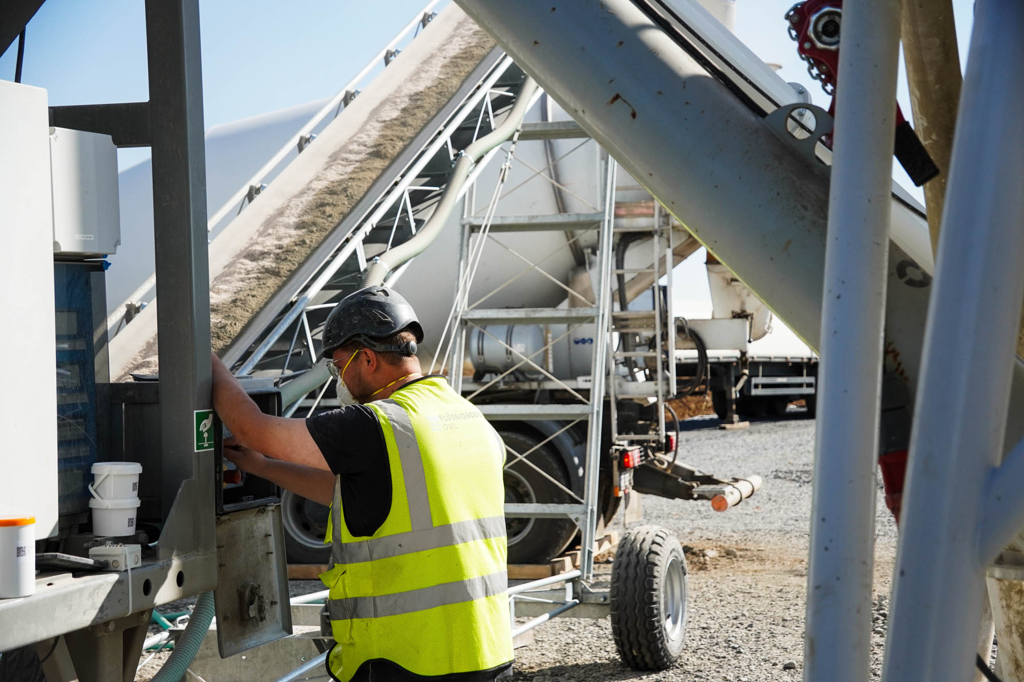 Mobile Flüssigbodenanlage bei einem Tiefbauprojekt