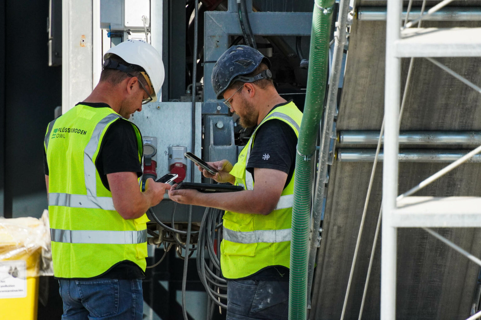 Empleados de Flüssigboden OWL durante la instalación de suelo líquido en una obra de ingeniería civil
