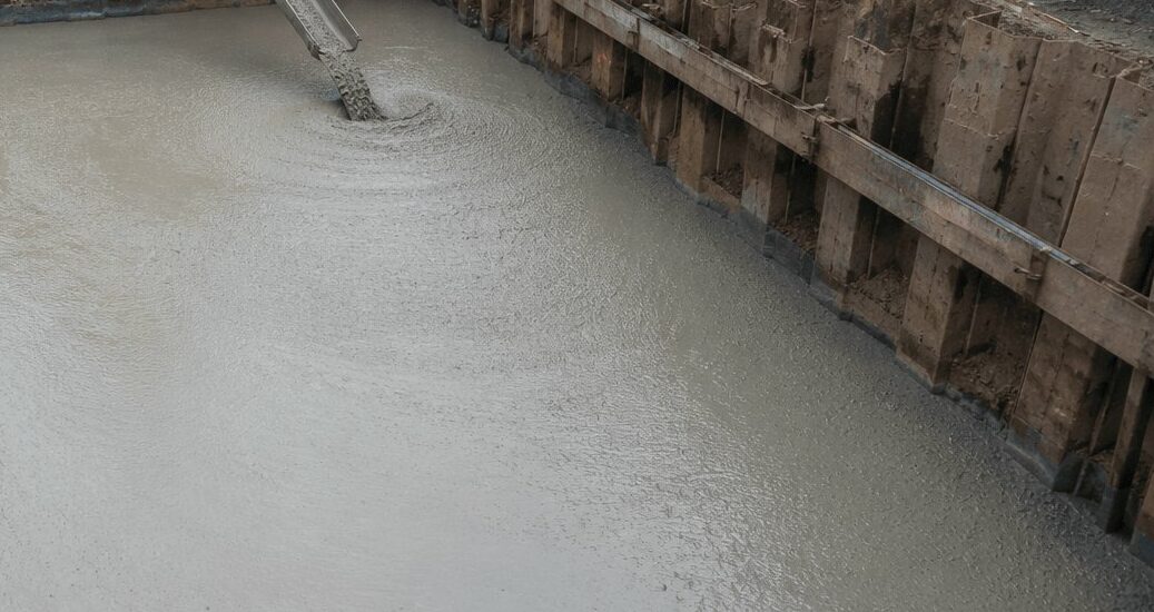 La fouille est remblayée avec de la terre liquide afin d'obtenir un remblayage homogène, présentant un tassement réduit et stable dans le cadre des travaux de génie civil.
