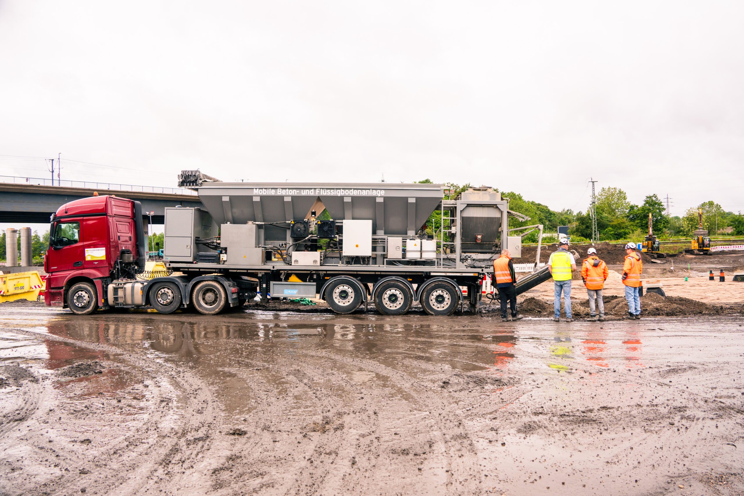 Mobile Flüssigbodenanlage auf einer Großbaustelle