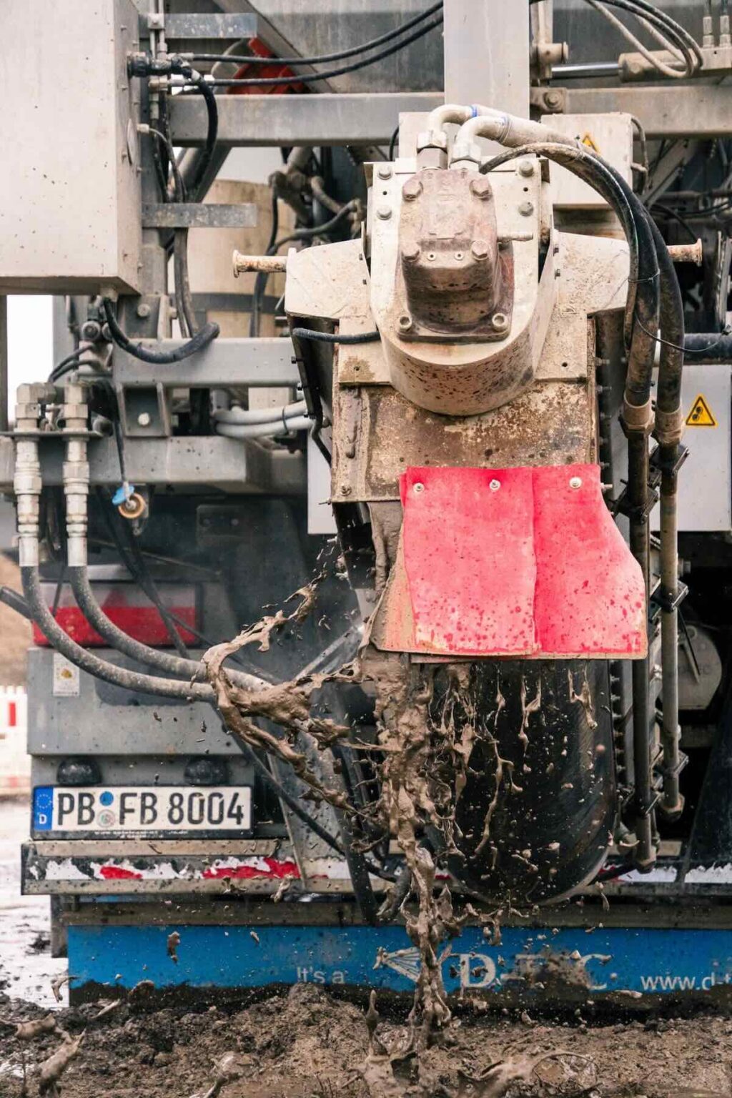 Austrag von Flüssigboden aus einer mobilen Flüssigboden-Mischanlage während der Herstellung auf einer Tiefbaubaustelle